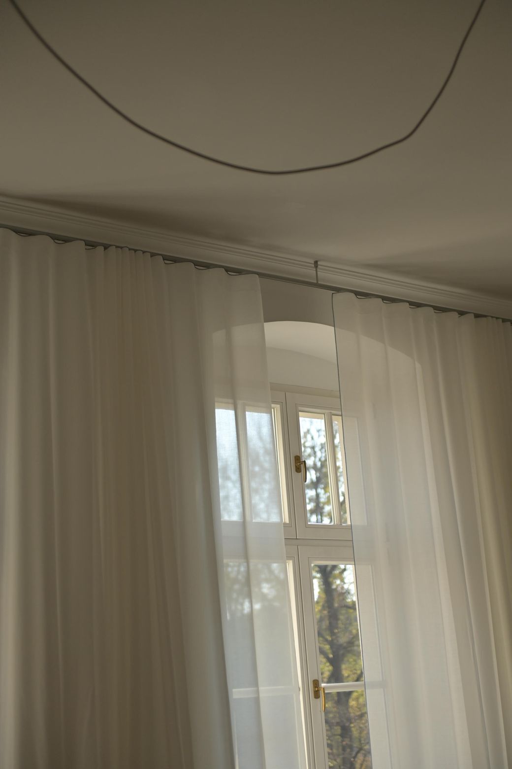 Transparente Gardinen an bodentiefem Fenster